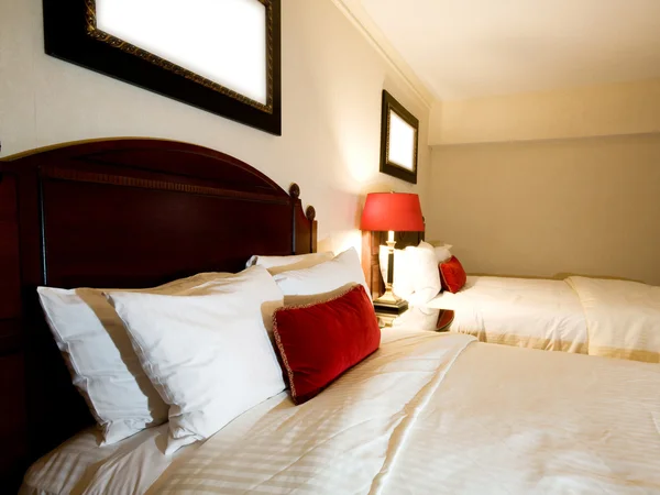 Manželská postel v moderním interiéru pokoje — Stock fotografie