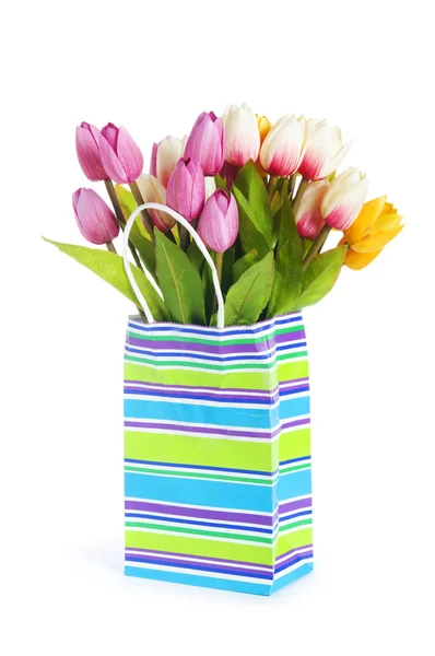 Tulpen in Einkaufstasche isoliert auf weiß — Stockfoto
