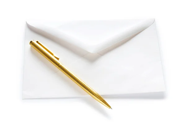 Концепция почты с изолированным на белом конверте — стоковое фото