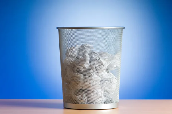 Κάδο απορριμμάτων με χαρτί αποβλήτων απομονωθεί σε λευκό — Φωτογραφία Αρχείου