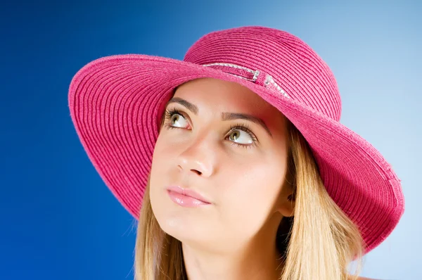 Young girl with beach hat against gradient background — Stock Photo, Image
