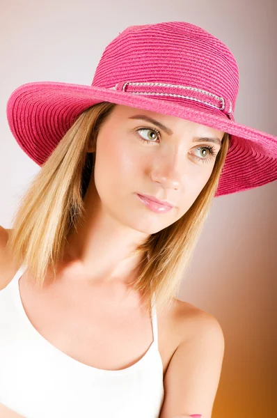 Chica joven con sombrero de playa contra el fondo degradado —  Fotos de Stock