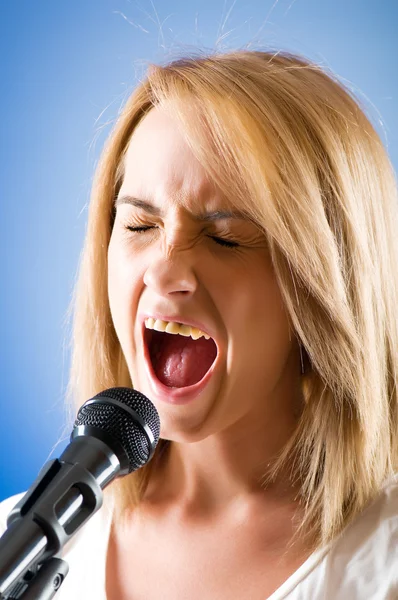 Κορίτσι τραγουδούν με το μικρόφωνο κλίση φόντο — Φωτογραφία Αρχείου