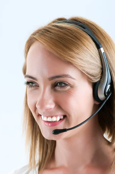 Jovem operador de call center com o fone de ouvido — Fotografia de Stock