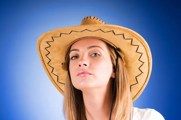 Rapariga usando chapéu de cowboy no estúdio — Fotografia de Stock
