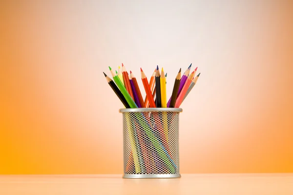 Uppsättning färgglada pennor i hållaren — Stockfoto