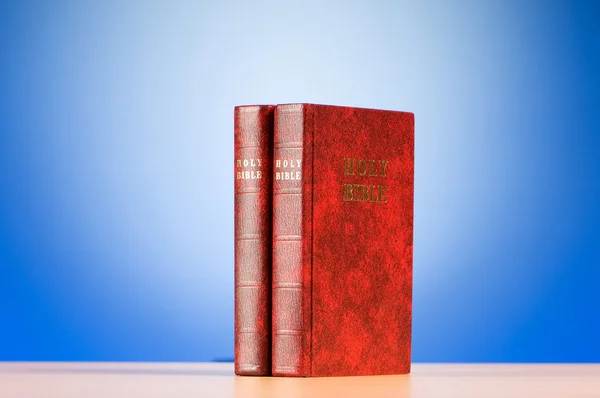 カラフルなグラデーションを背景にした聖書の本 — ストック写真