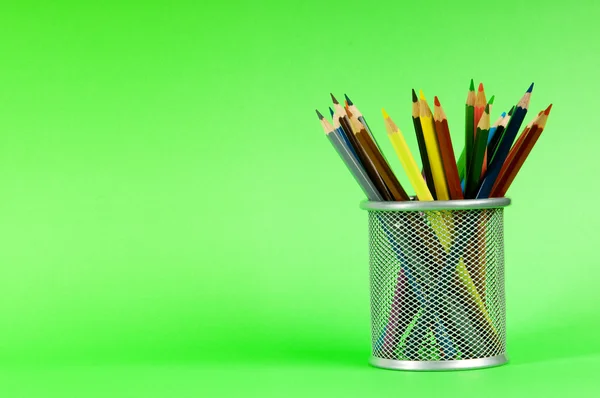 Många färgglada pennor på färg bakgrunden — Stockfoto