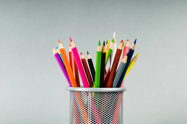 Vele kleurrijke potloden op de achtergrond kleur — Stockfoto
