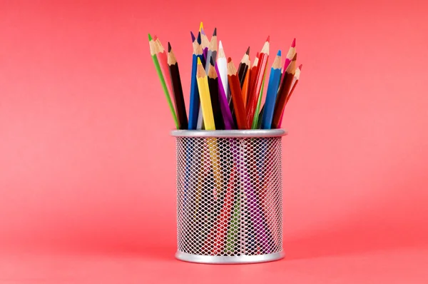 Mnoho barevné tužky na barvu pozadí — Stock fotografie