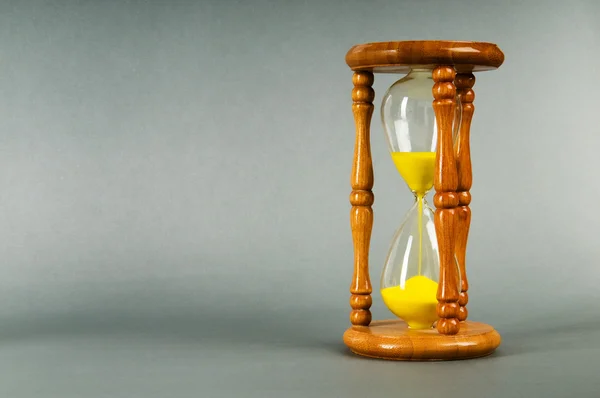 시간 개념-그라데이션 배경 모래 시계 — 스톡 사진