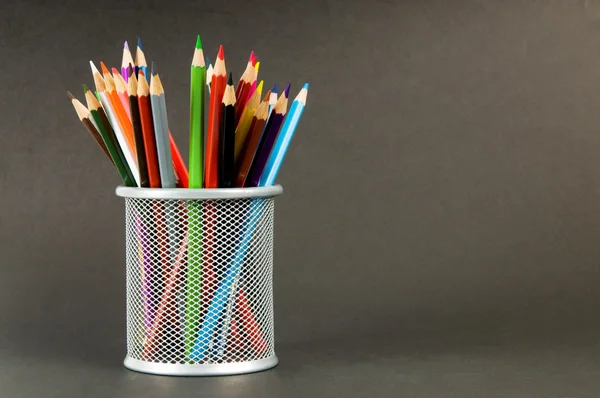 Molte matite colorate sullo sfondo di colore — Foto Stock