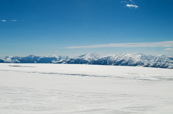 Høye fjell under snø om vinteren – stockfoto