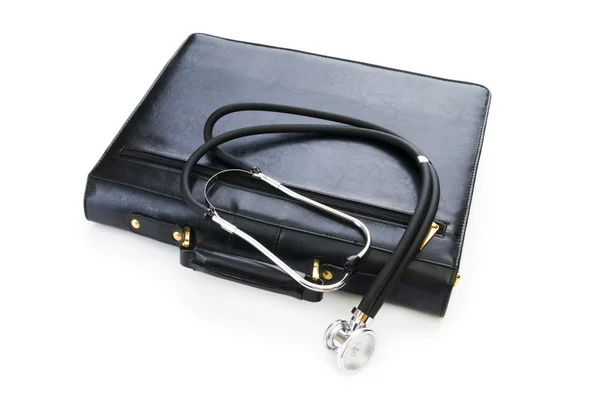 Koffer und Stethoskop isoliert auf dem weißen — Stockfoto