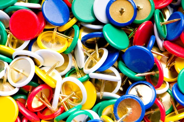 Mnoho barevných úřadu kolíky na pozadí — Stock fotografie
