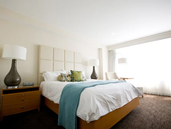 Kétágyas ágy a modern belső szobában Jogdíjmentes Stock Fotók