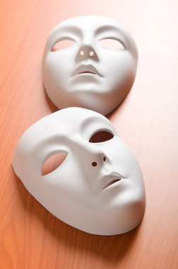 Beyaz plastik maskeli tiyatro konsepti