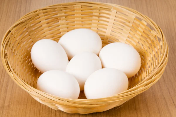 Vele Witte Eieren Houten Tafel — Stockfoto
