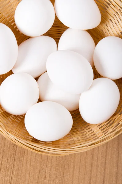 나무 테이블에 많은 흰색 달걀 — 스톡 사진