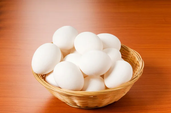 Molte uova bianche sul tavolo di legno — Foto Stock