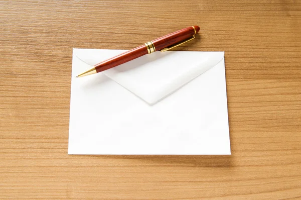 Masanın üzerinde birçok zarf ile Mail kavramı — Stok fotoğraf