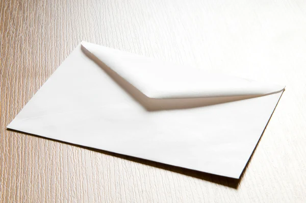 Koncepcja poczty z wielu koperty na stole — Zdjęcie stockowe