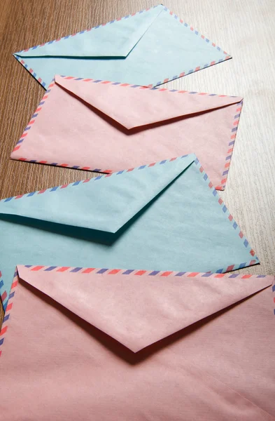Концепція пошти з багатьма конвертами на столі — стокове фото
