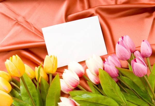 缎子背景上的信封和花朵 — 图库照片