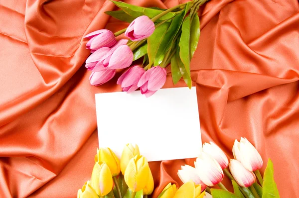 Envelope and flowers on the satin background — Stock Photo, Image