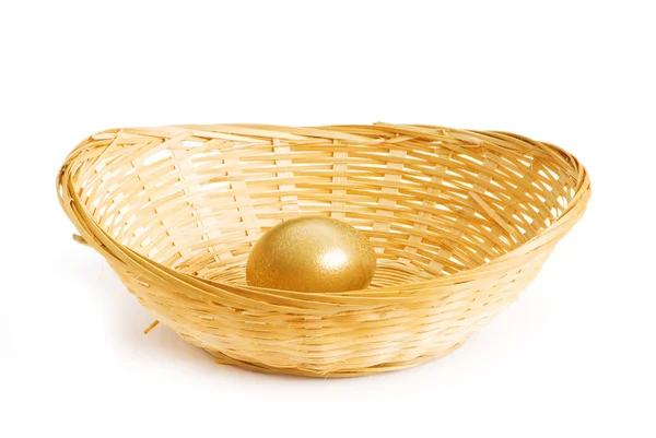 Altın yumurta beyaz zemin üzerine izole — Stok fotoğraf