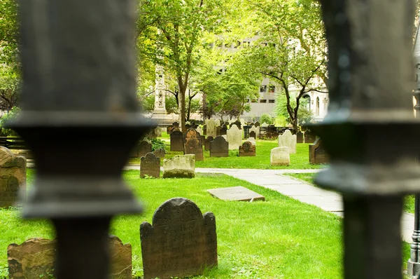Parlak Gün Birçok Mezar Taşları Ile Mezarlığı — Stok fotoğraf