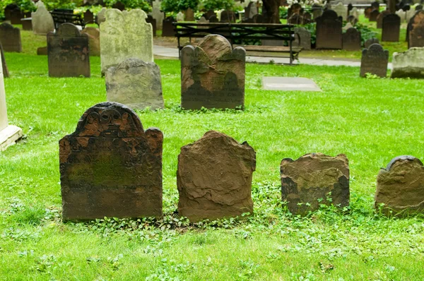 Parlak gün birçok mezar taşları ile mezarlığı — Stok fotoğraf