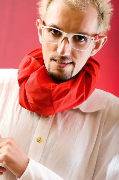 Hombre Con Bufanda Roja Sobre Fondo Coloreado —  Fotos de Stock