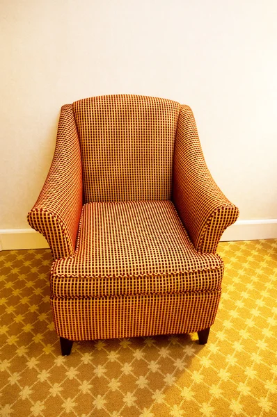 お部屋 壁の現代腕の椅子のインテリア — ストック写真