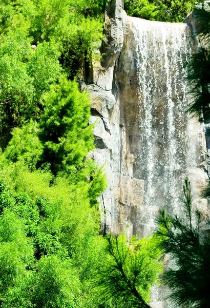 Wysokie wodospady na dzień jasny lato — Zdjęcie stockowe
