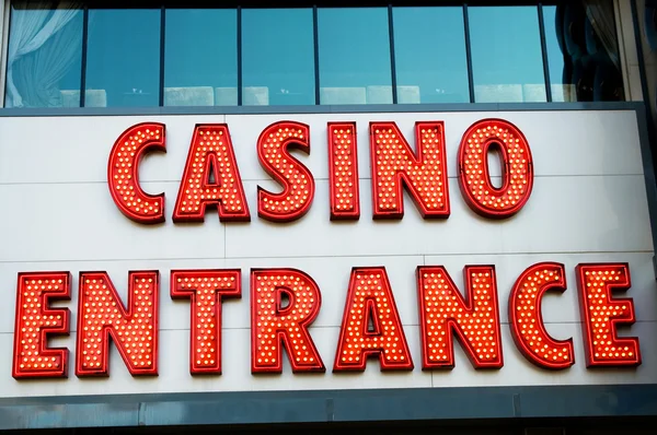 大きなネオン赤文字でカジノの入り口 — ストック写真