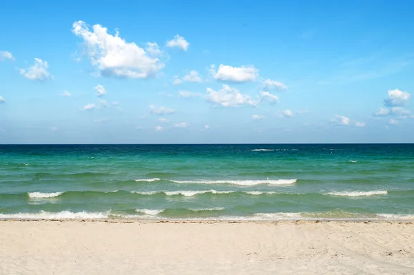 Praia de areia no dia de verão brilhante — Fotografia de Stock