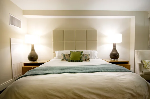 Двуспальная Кровать Современном Интерьере — стоковое фото