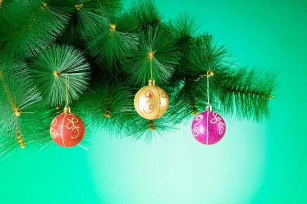 Kerstversiering Tegen Kleurrijke Achtergrond Van Het Verloop — Stockfoto