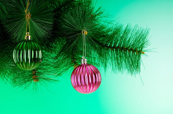 Weihnachtsdekoration Vor Dem Farbenfrohen Hintergrund — Stockfoto