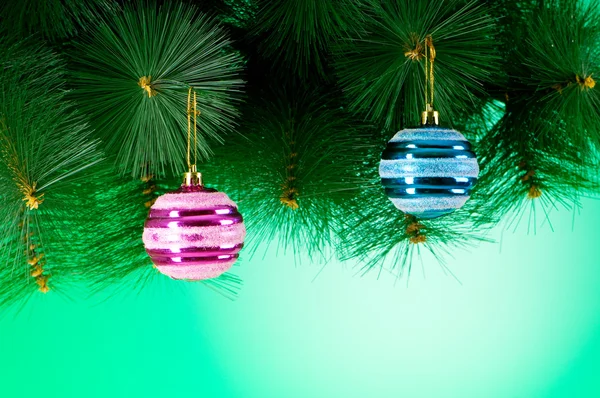 Decorazione di Natale contro lo sfondo sfumato colorato — Foto Stock