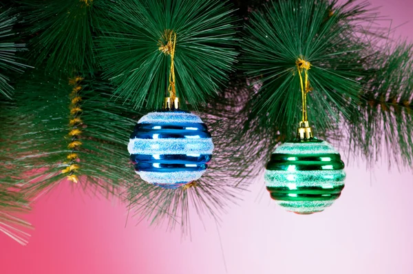 Decoración de Navidad contra el fondo degradado colorido — Foto de Stock