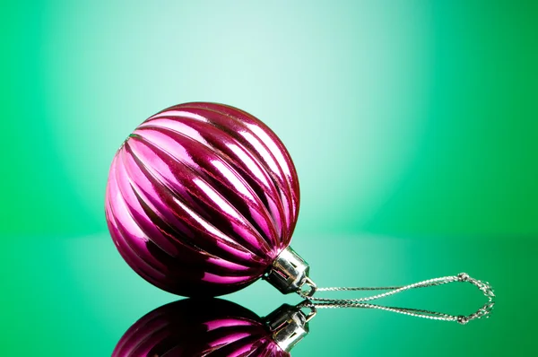 反射の背景 休日の概念上のクリスマスの装飾 — ストック写真