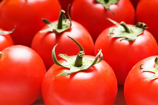 Tomates rouges disposées au stand du marché — Photo