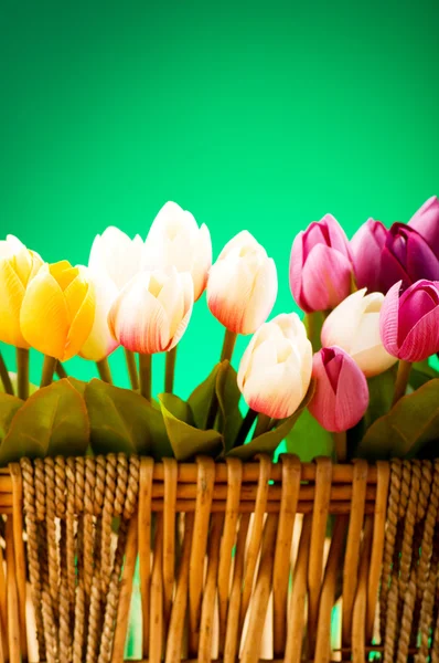 Bouquet de tulipes colorées sur la table — Photo