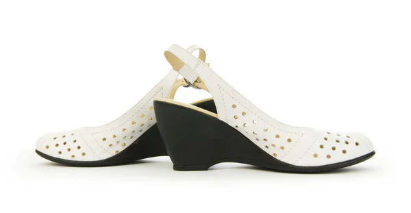 Женская обувь на белом фоне — стоковое фото