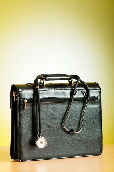 Doktorsväska med stetoskop mot färgstarka bakgrund — Stockfoto
