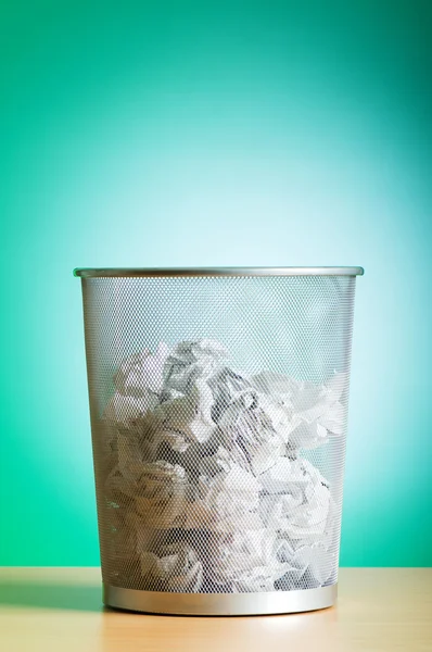 Caixote Lixo Com Resíduos Papel Isolados Branco — Fotografia de Stock