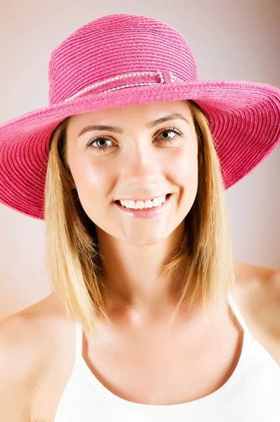 Jong meisje met strand hoed tegen achtergrond met kleurovergang — Stockfoto