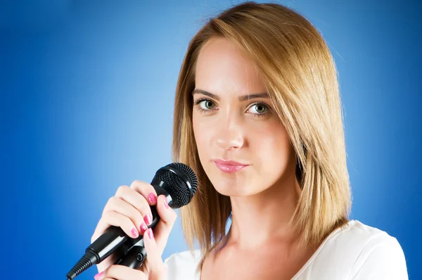 Mikrofon Degrade Arka Plan Ile Şarkı Söyleyen Kız — Stok fotoğraf